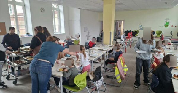https://www.vosgesmatin.fr/economie/2026/10/21/les-cantines-de-mirecourt-privilegient-les-circuits-courts-pour-nourrir-1-300-eleves