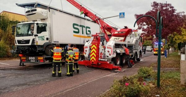 https://www.vosgesmatin.fr/faits-divers-justice/2026/10/21/comme-une-explosion-un-camion-frigorifique-pulverise-les-ilots-routiers-pres-du-stade-de-mirecourt